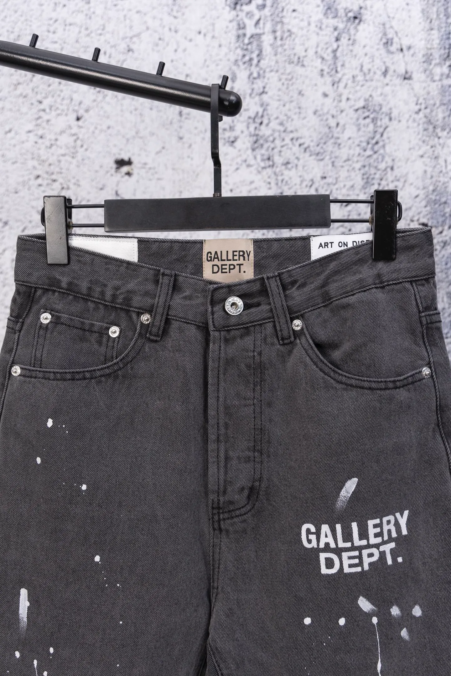 💰270 GALLERY DEPT.25ss new style splash-ink jeans, boot-cut trousers, denim + splash-ink, full of artistic sense! The trouser legs are spliced ​​with denim, creating a layered look, and the words "GALLERY DEPT." are super recognizable✨. High-density denim, wear-resistant and comfortable, perfect for daily wear or street style. Inspired by the classic elements of Helmut Lang, splashing ink is full of three-dimensionality. Pair it with simple tops or HL items to easily get a sense of avant-garde fashion! Gallery Dept. targets the global fashion pioneer group aged 18-35 and positions itself as a "high street art trendy brand". Cultural symbol output: Through endorsements from stars such as Virgil Abloh, Jennie, and Justin Bieber, the brand’s benchmark status in the hip-hop and fashion circles is strengthened. Size: 28-34 Color: Gray Blue